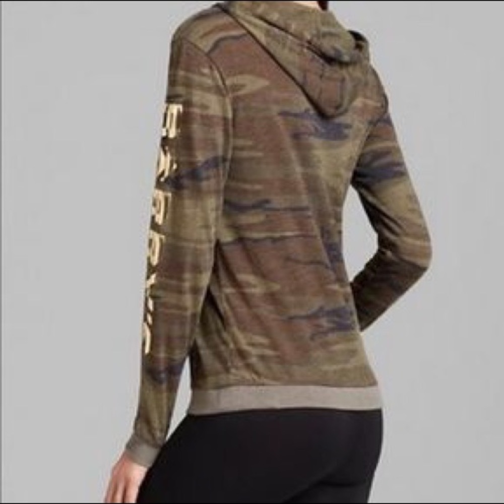 Barry’s camo pullover